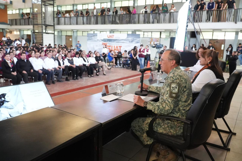 El Gral. Enrique García Jaramillo da conferencia en la UAT sobre seguridad nacional
