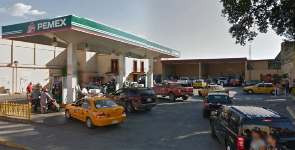 SNTE bloquea gasolinera en Oaxaca contra alza a combustibles