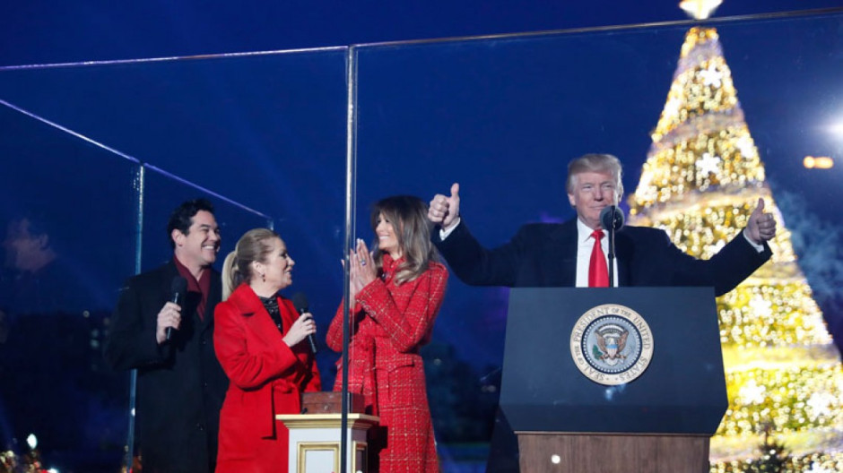 Trump inaugura primer árbol navideño