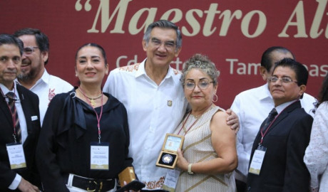 Refrenda Américo alianza con maestros; entrega 284 condecoraciones