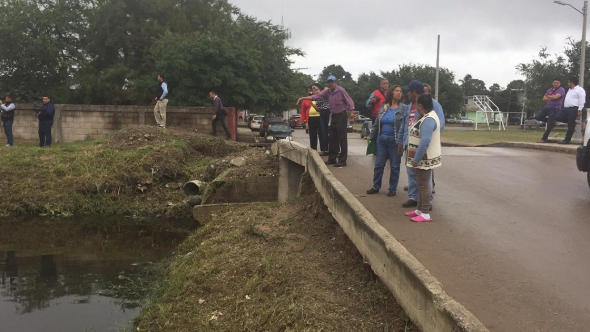 Piden colonos de la Emiliano Zapata banqueta con pasamanos en peligroso puente