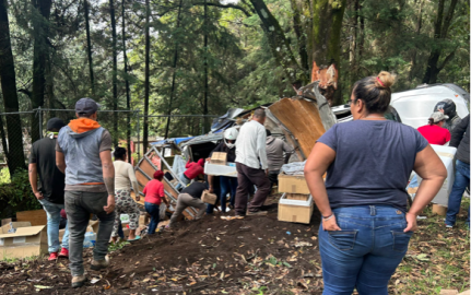 Roba víveres destinados a Acapulco tras volcadura de camioneta