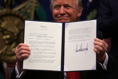 Presume Trump sus 14 órdenes ejecutivas