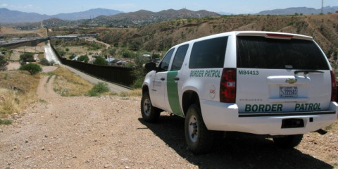 Detienen a indocumentado con ordenes de arresto