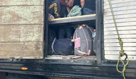 Encuentran a 130 migrantes en un camión de carga en Veracruz