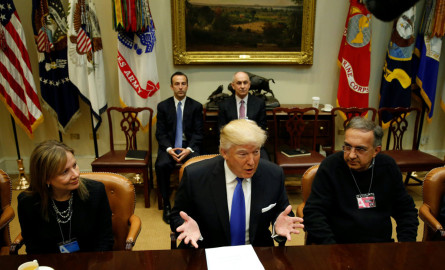 Trump promete a automotrices de EU reducir regulaciones medioambientales