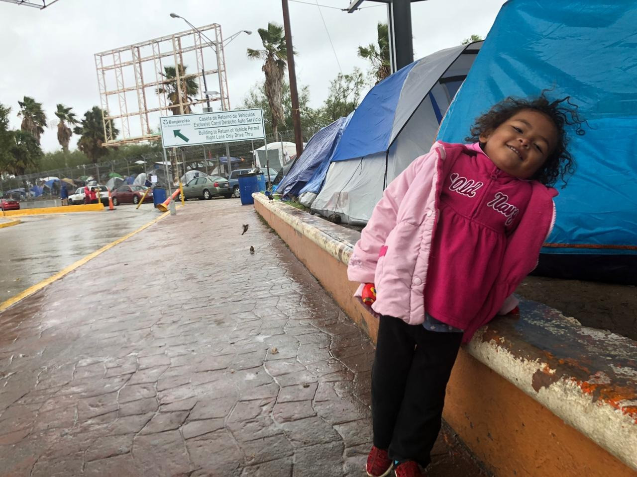 Migrantes en Matamoros expuestos a la lluvia y al frío