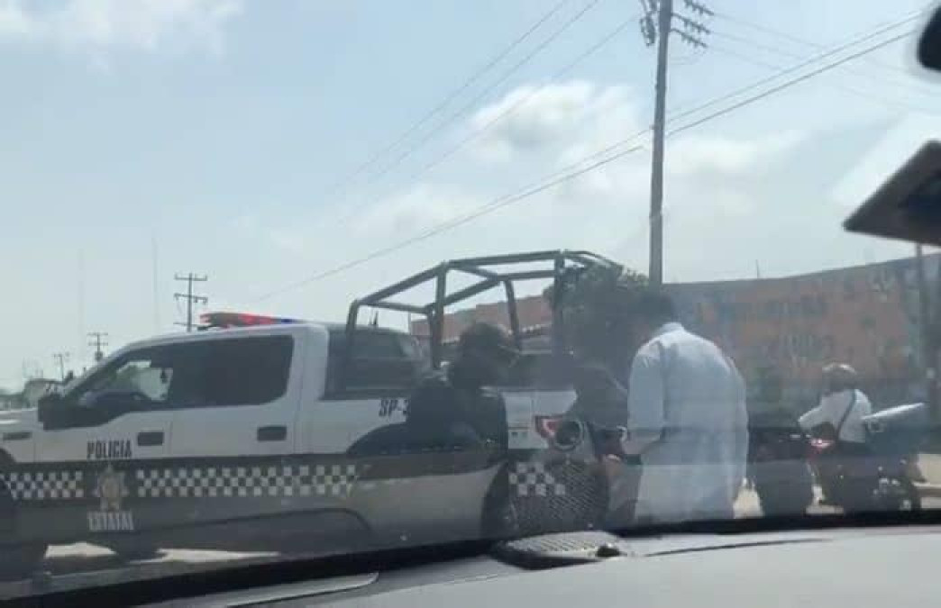 Policía de Veracruz detiene a Manuel Velasco y encañona a su equipo