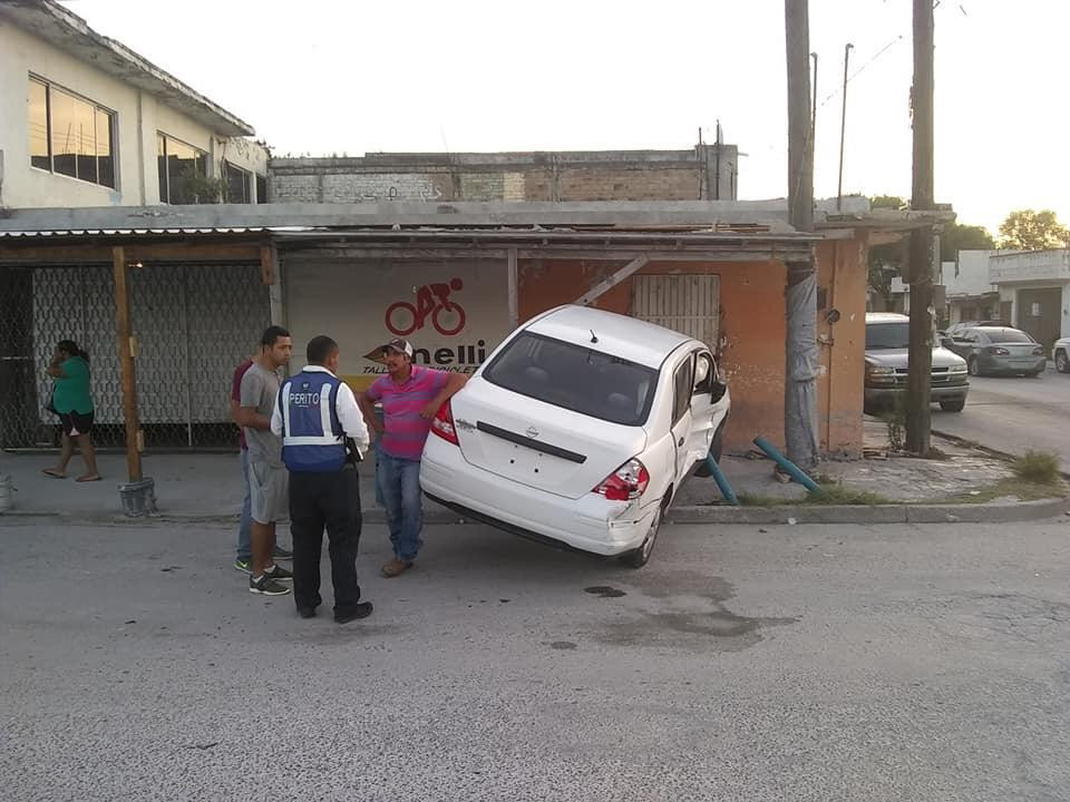 Choque mañanero deja daños materiales en Matamoros
