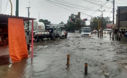 Afectan lluvias estaciones de transporte público