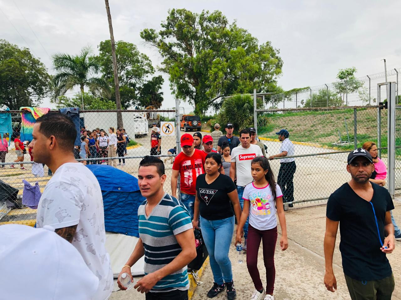 Gestionan un camión con regaderas para migrantes