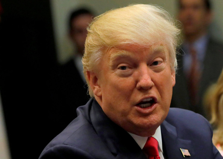 Trump incitó a la violencia contra manifestantes en un mitin: juez
