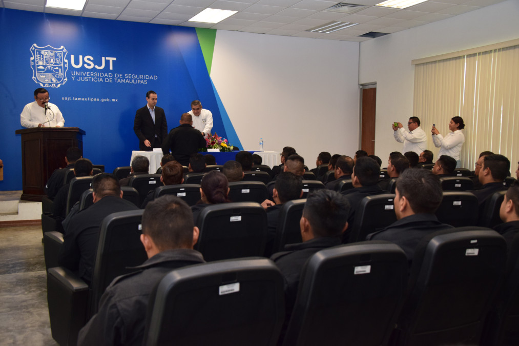 Acreditan a 40 nuevos policías estatales