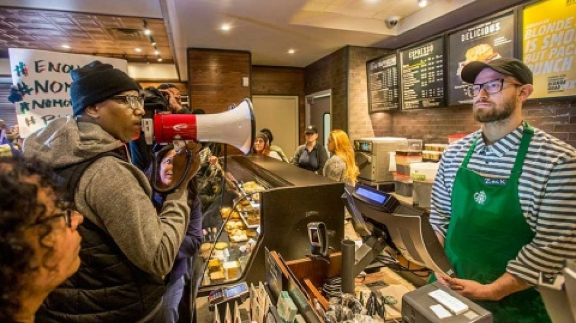 Protestas en Starbucks por caso de hombre de color detenidos