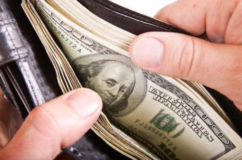 Dólar se vende en 18.72 pesos en el AICM