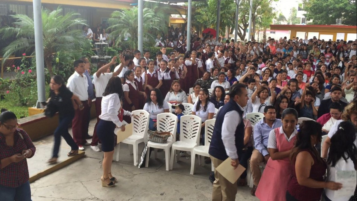 Premian desempeño académico con becas escolares