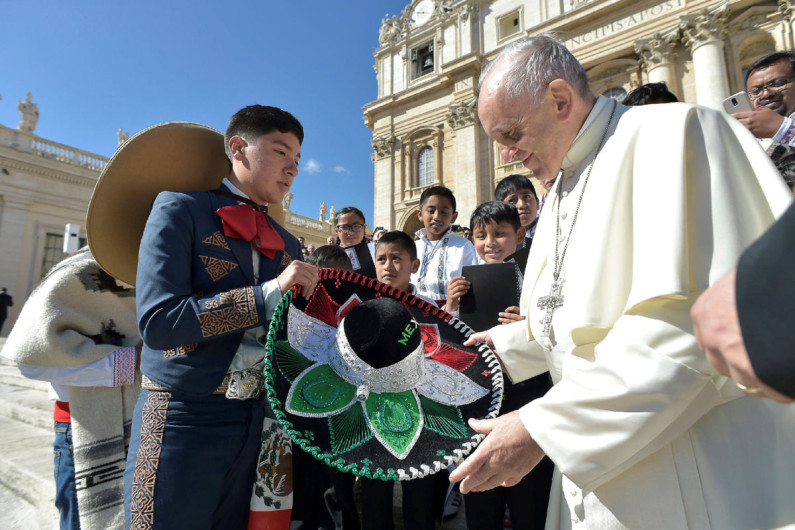 Papa enviará a México 150 mil dólares por sismo