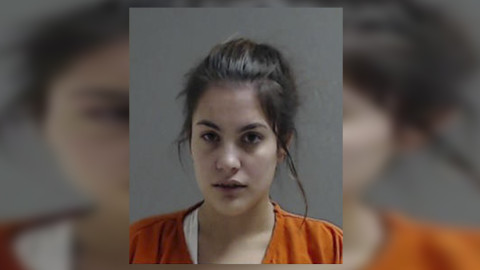 Arrestan a sospechosa de causar accidente y huir de la escena