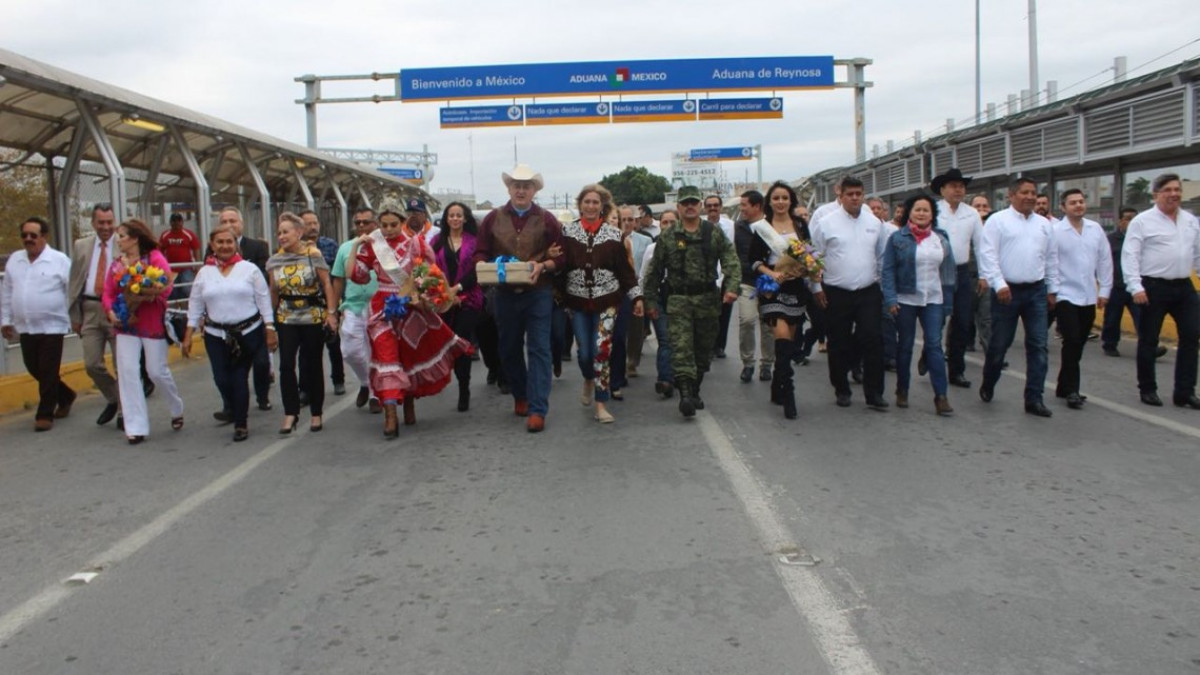 Con tradicional abrazo, refuerzan lazos entre Reynosa Tamaulipas e Hidalgo Texas