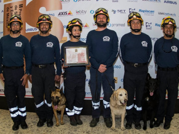 Entregan premio a binomios caninos