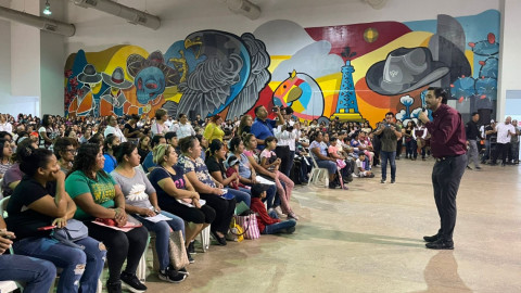 Entrega tarjetas de las becas “Contamos Contigo