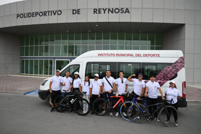 Apoya Carlos Peña Ortiz a equipo de triatlón 