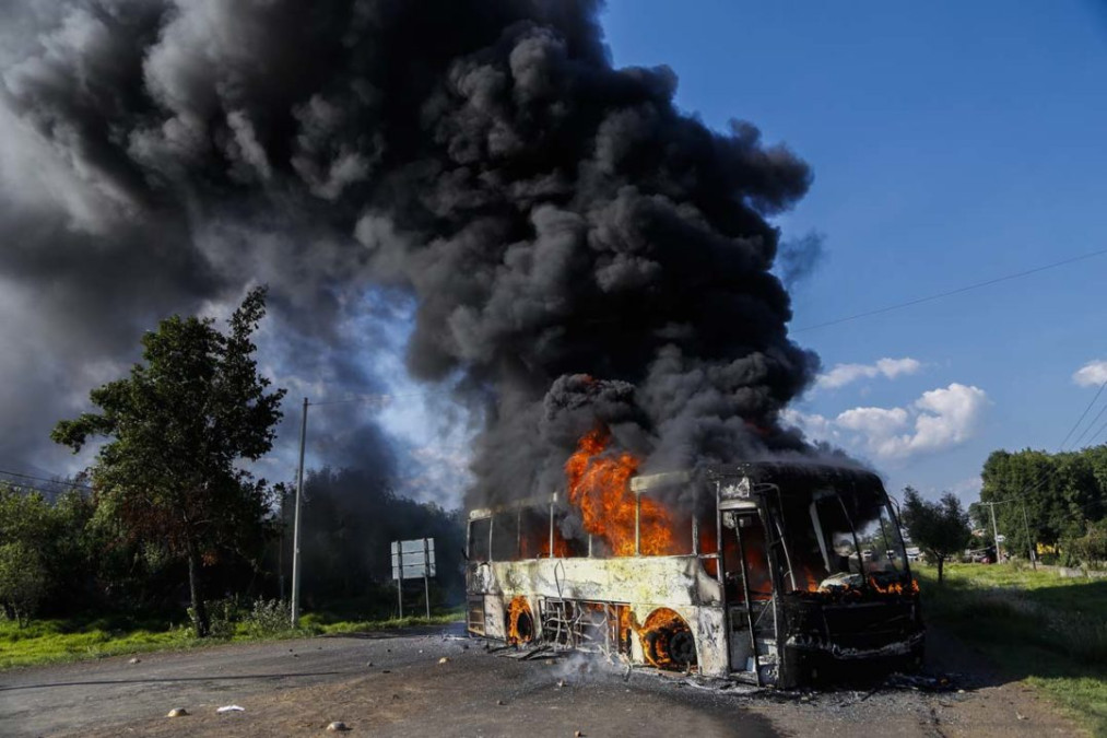 Cesan a mandos policiacos por operativo contra normalistas