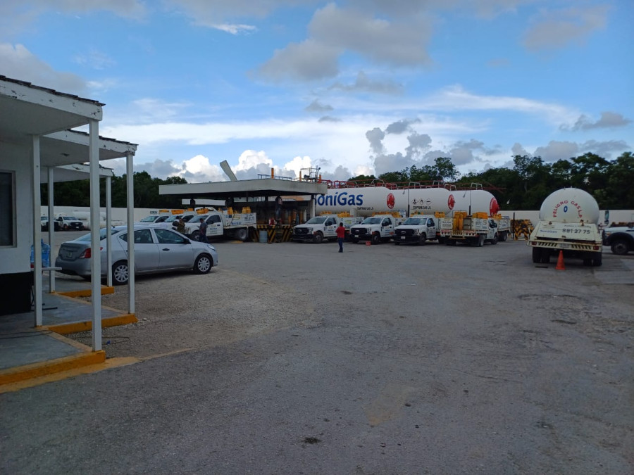 Tras una presunta maniobra incorrecta, explota tanque de gas en Cancún