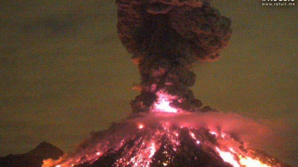 Volcán de Colima lanza fumarola con material incandescente