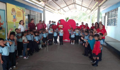 Adolescentes en proceso de reinserción social elaboran y donan libreros con madera reciclada