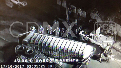 Se registra volcadura de tráiler en Camino a Santa Fe