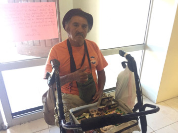 Desilusiona feria del empleo a adultos mayores