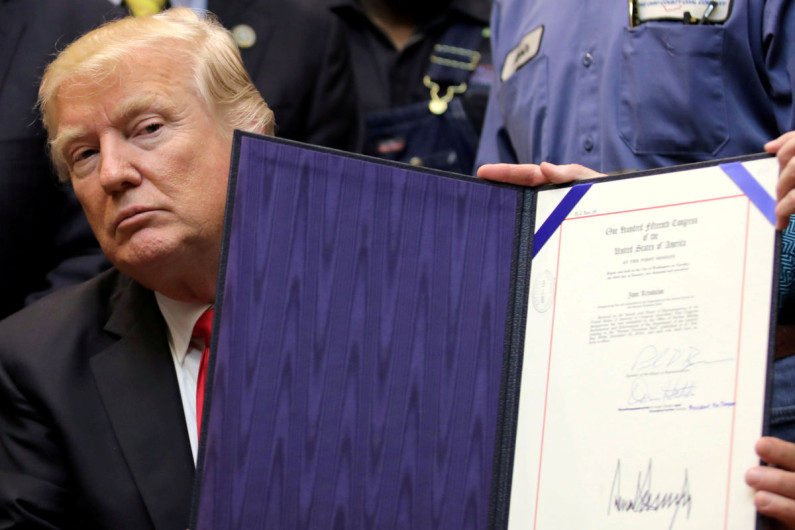 Firma Trump decreto para deshacer las regulaciones de Obama sobre el carbón