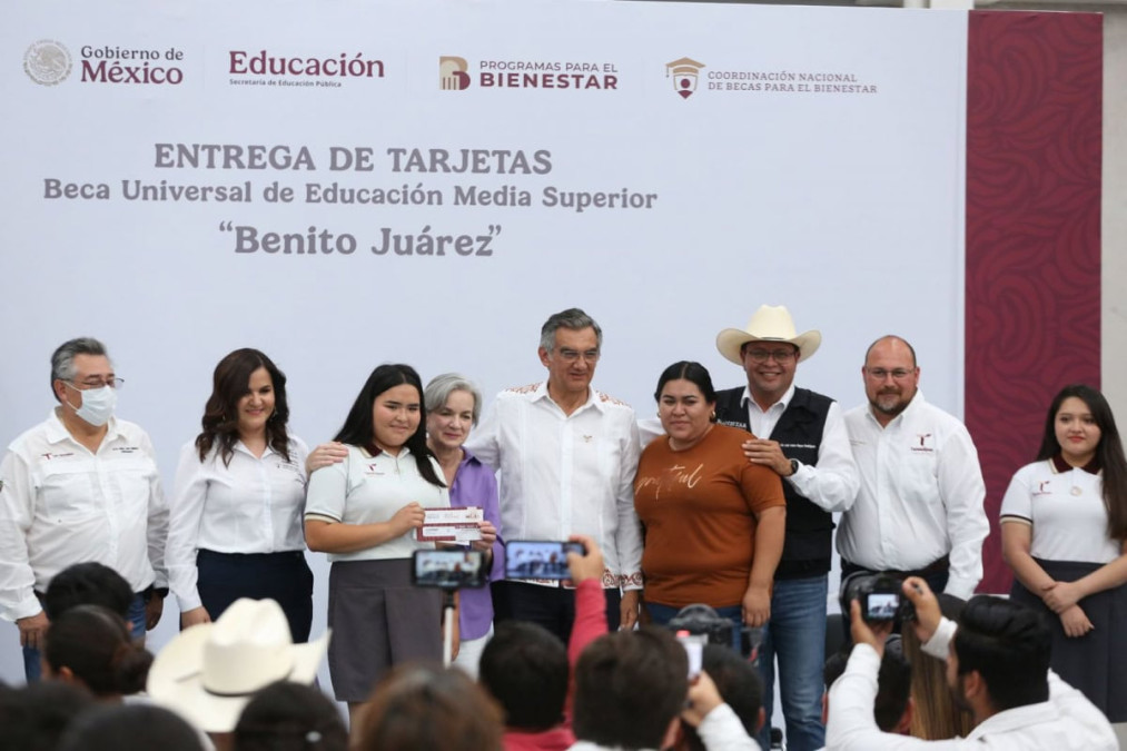 Atestigua Américo entrega de becas y destaca apoyo de la presidenta Claudia