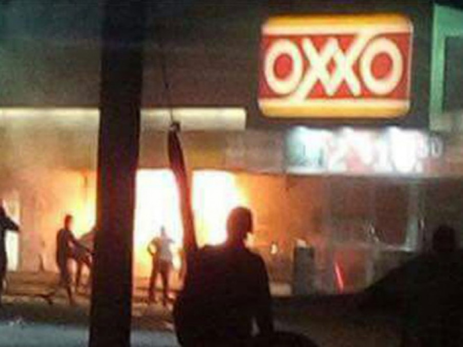 Cierran tiendas Oxxo en Apatzingán