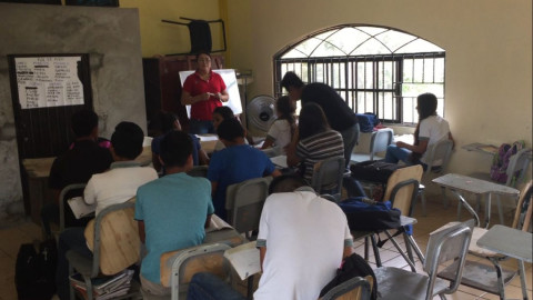 Reciben clases amontonados por carencia de aulas