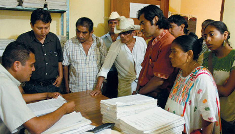 Dotan a indígenas en reclusión de literatura jurídica en sus lenguas