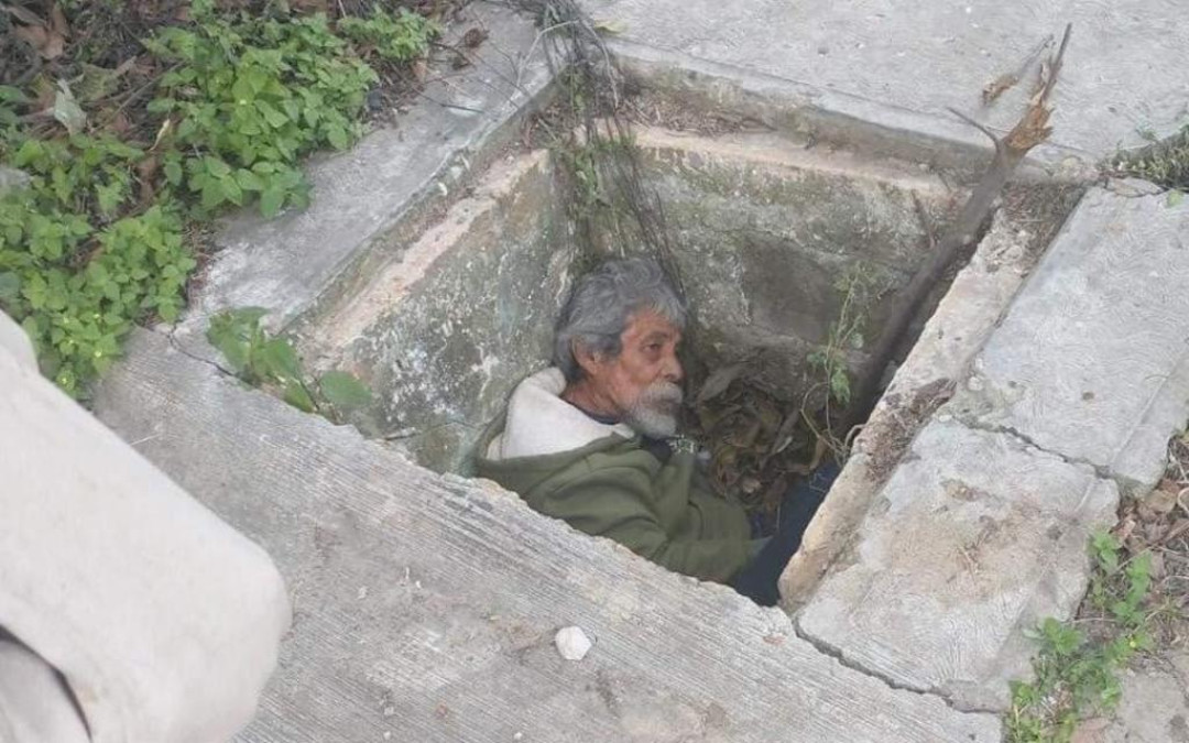 Rescatan a hombre que se ocultaba del frío en la alcantarilla