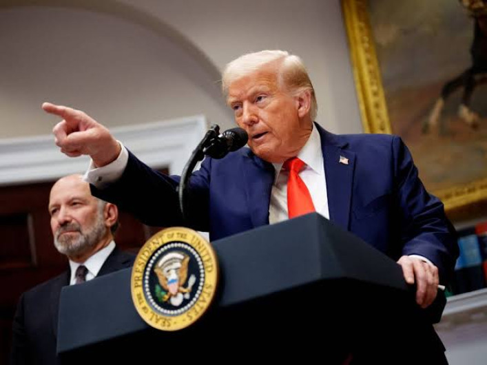 Trump eleva a 125% aranceles a China y suspende tarifas recíprocas globales