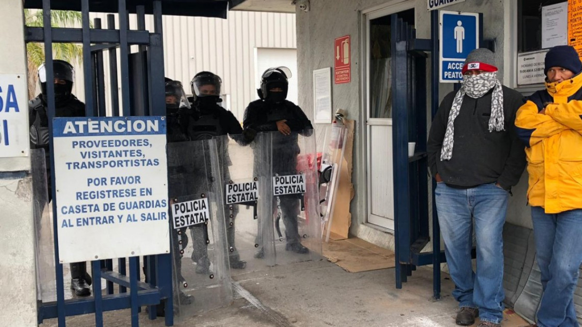 Policía antidisturbios prepara desalojo de obreros en Mecalux