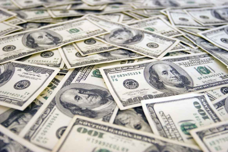 Dólar se vende hasta en 21.76 pesos en el AICM