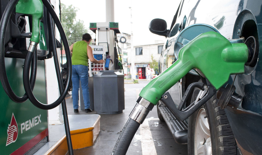 Gasolina Magna baja un centavo y el diésel dos centavos