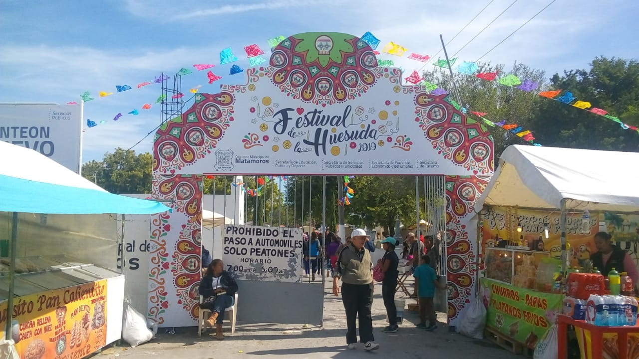 En los panteones de Matamoros empiezan a llegar los Vivos a visitar a sus Muertos