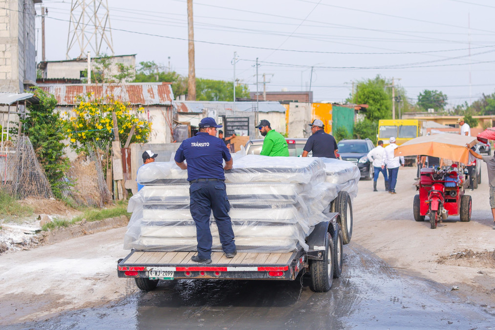 El Alcalde Carlos Peña Ortiz sigue entregando apoyos a damnificados