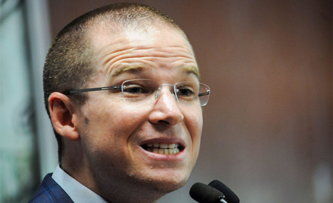 Anaya gasta más de lo que percibe