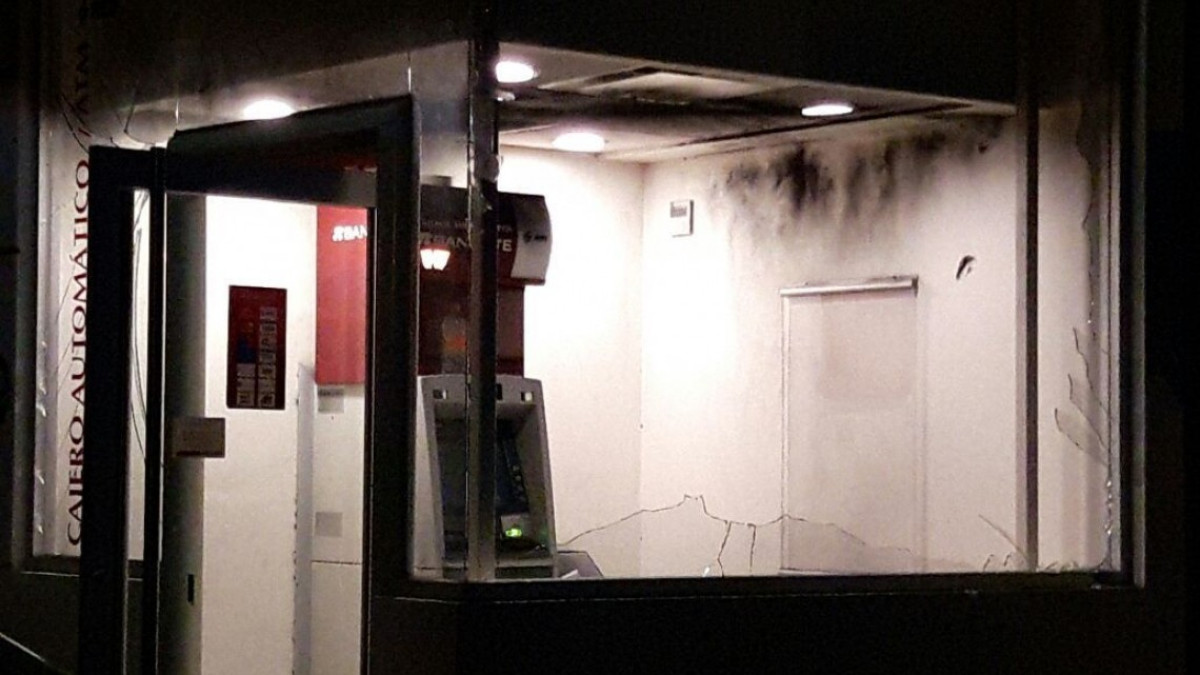 Dañan cajero con artefacto explosivo casero