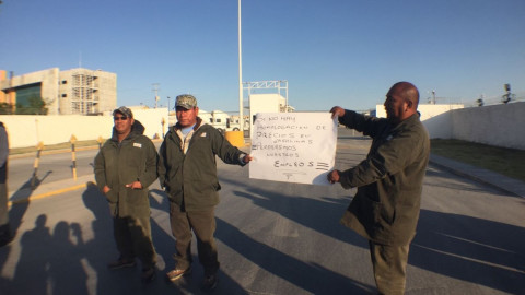 Bloquean entrada y salida de Pemex en boulevard Acapulco