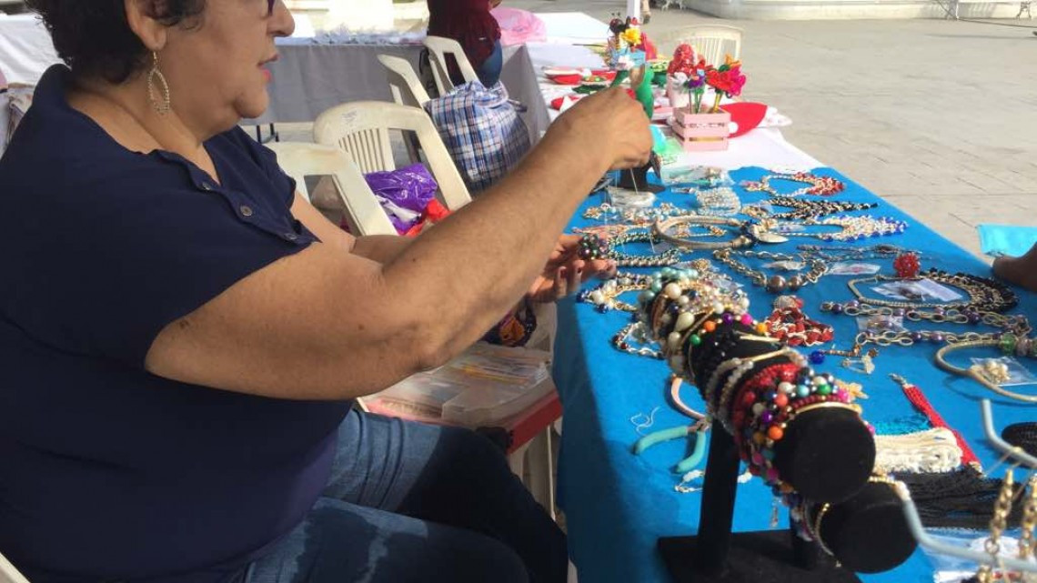 Arte y manualidades, son expuestas por mujeres estudiantes de los Cedif