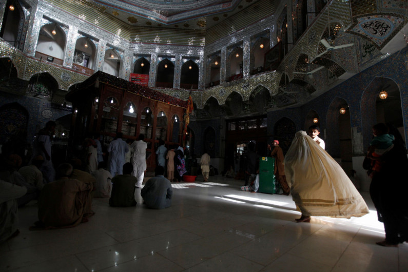 Ataque suicida en Pakistán deja al menos 72 muertos