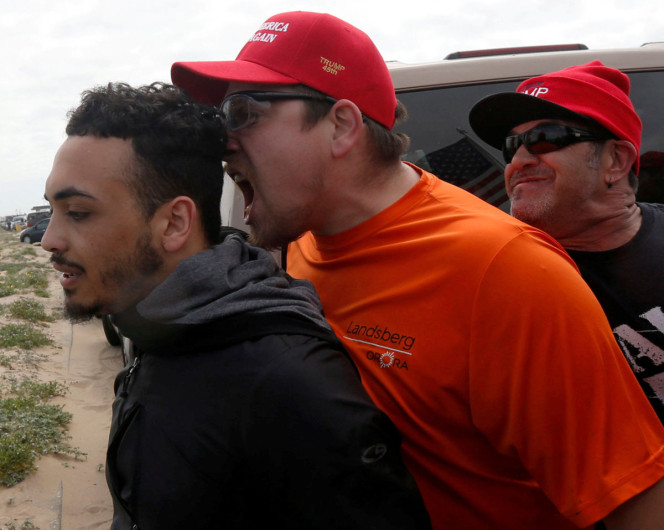 Simpatizantes de Trump atacan a adversarios en California